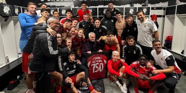 2-0锁定胜局！“狂人”穆里尼奥率本菲卡凯旋晋级八强，战术魅力再创辉煌